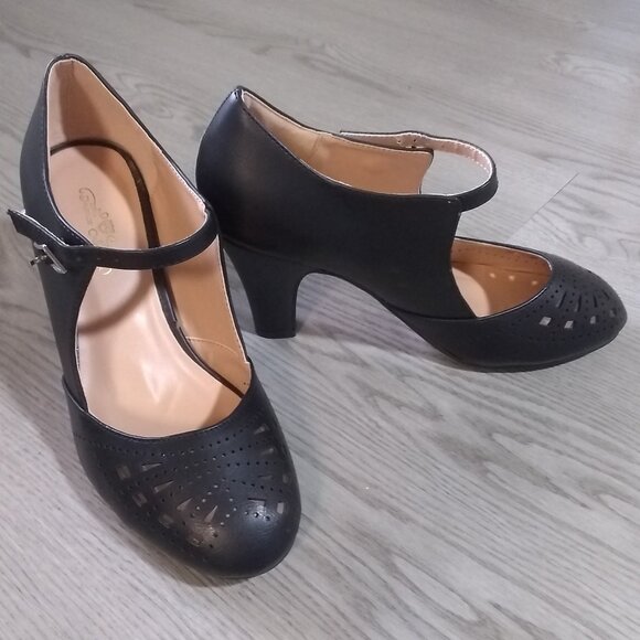 🖤 Journee Collection Elsa Buckle Pump – Black (Size 7, NIB) Rare & Discontinued - Picture 1 of 7